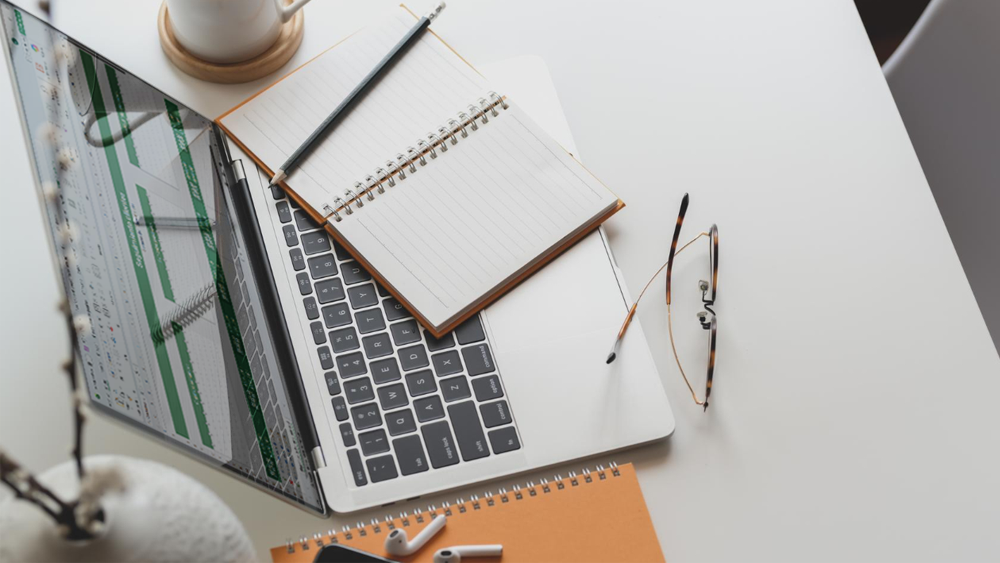 Pantalla de computadora con CRM de seguros mostrando seguimiento de pagos y control de cartera